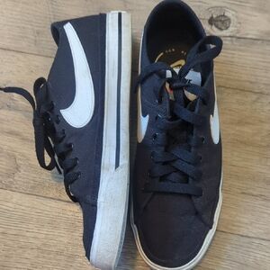 Nike Women's  Black and White Sneakers